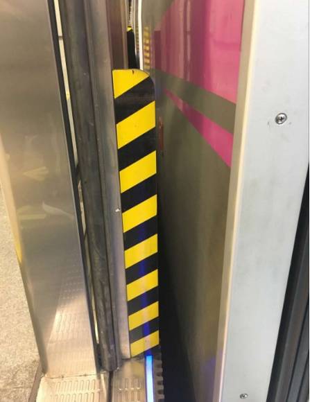 澶瑰湪鍦伴搧灞忚斀闂ㄥ拰鍒楄溅涔嬮棿,涓婃捣鍦伴搧涔樺琚す鍦ㄥ睆钄介棬鍐呴儴