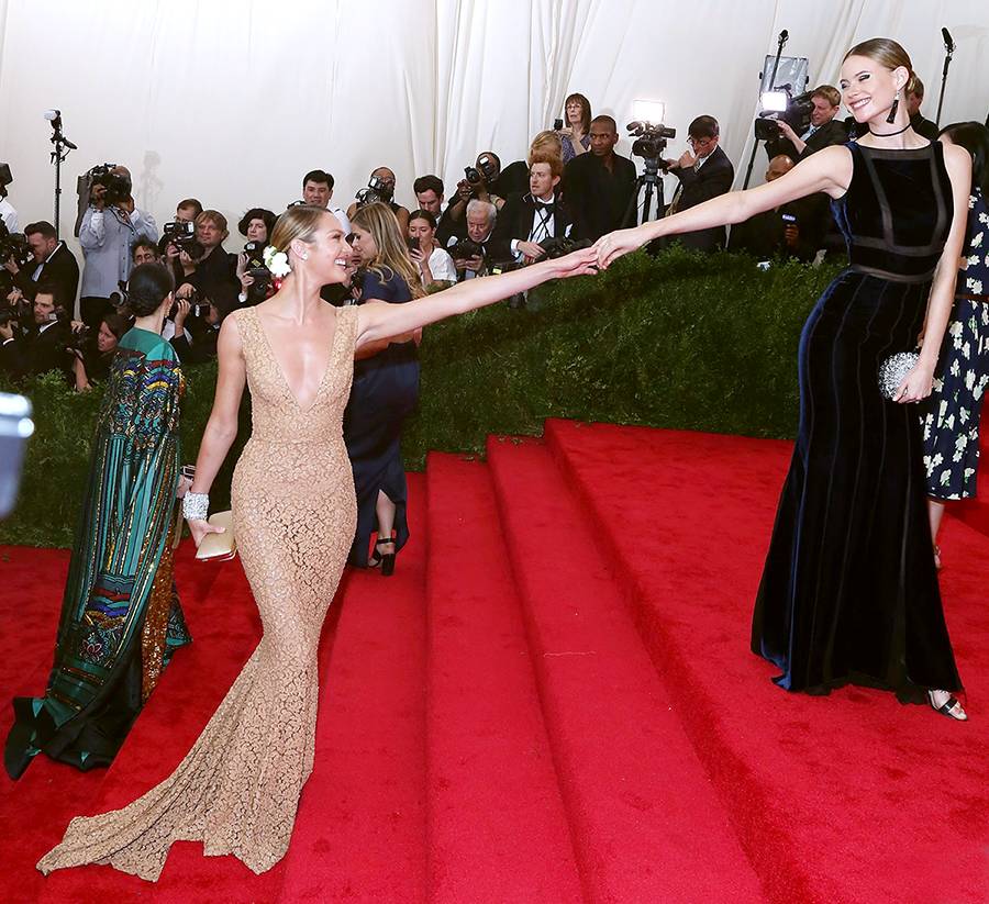 上帝の光|穿衣服对她是种浪费,生的孩子叫腰精的后裔