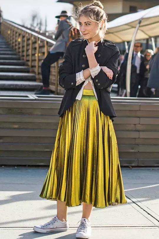 时髦大衣搭配,黑色毛呢大衣配什么颜色百褶裙