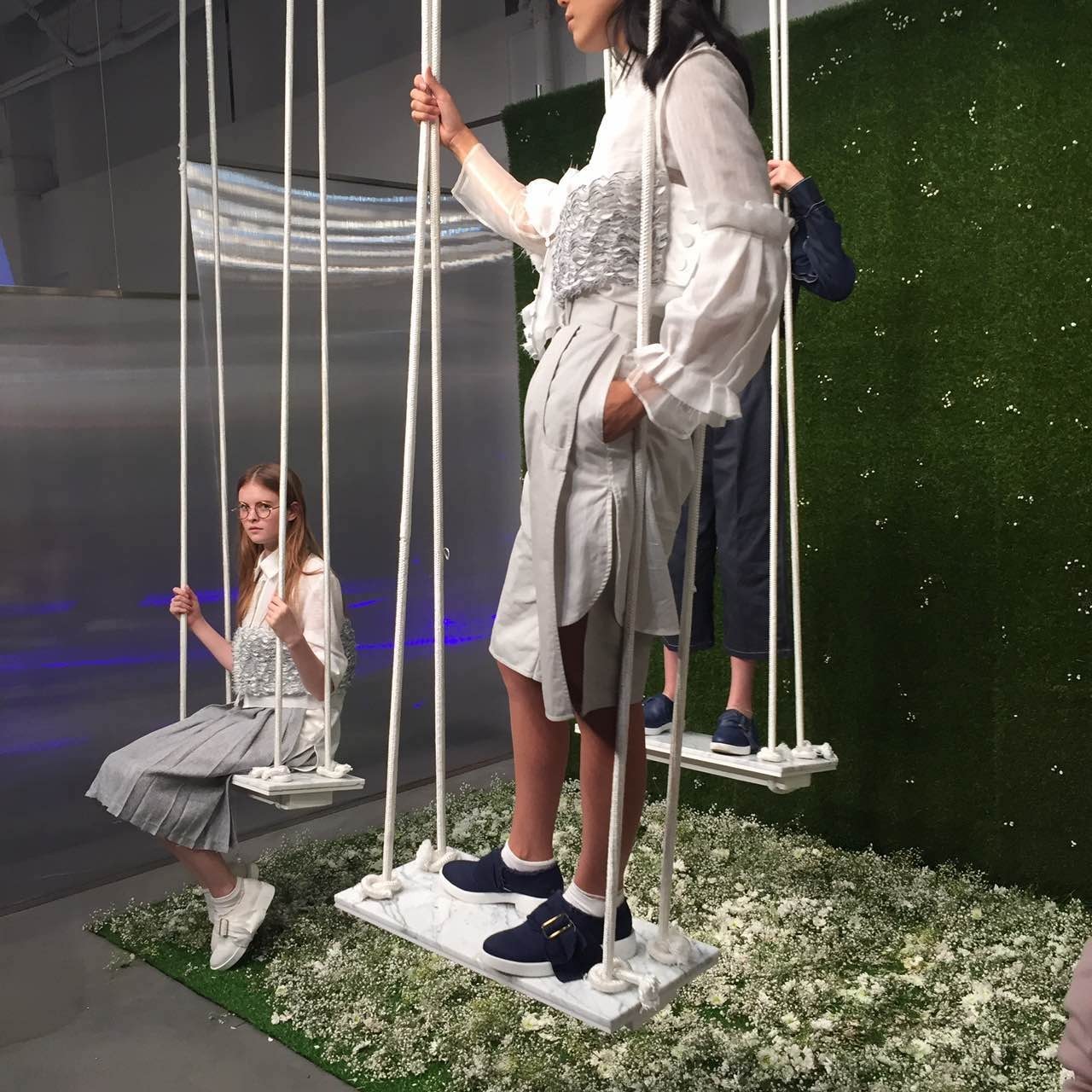 我们在上海时装周最忙的档口，“入侵”了设计师们的手机相册