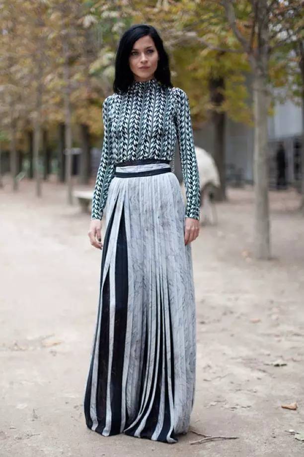 时髦大衣搭配,黑色毛呢大衣配什么颜色百褶裙