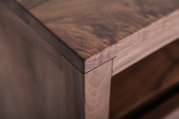 白蜡木和橡木黑胡桃木哪个好,黑胡桃木实木家具优点