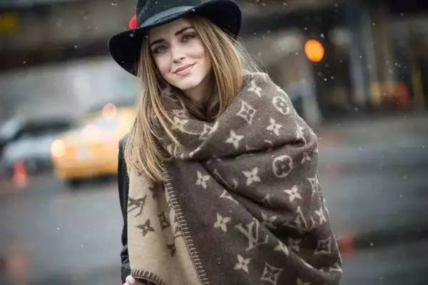 LV围巾霸屏时尚圈多年，是正品还是高仿就看它了！