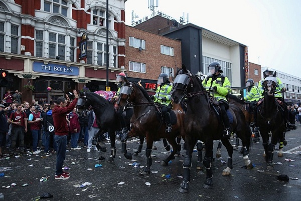 驻英记者小纯真：“一骑当千”—走近英超赛场外的骑警