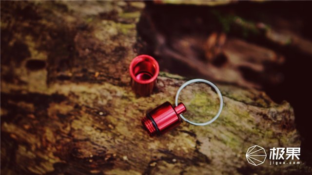 这盒子还没手掌大，里面的工具却比工具箱还全，野外保命全靠它