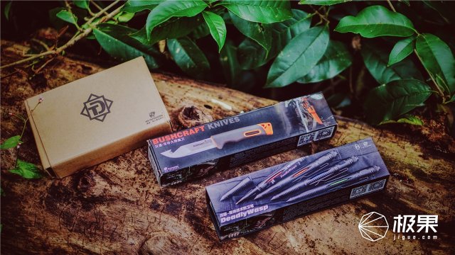 这盒子还没手掌大，里面的工具却比工具箱还全，野外保命全靠它