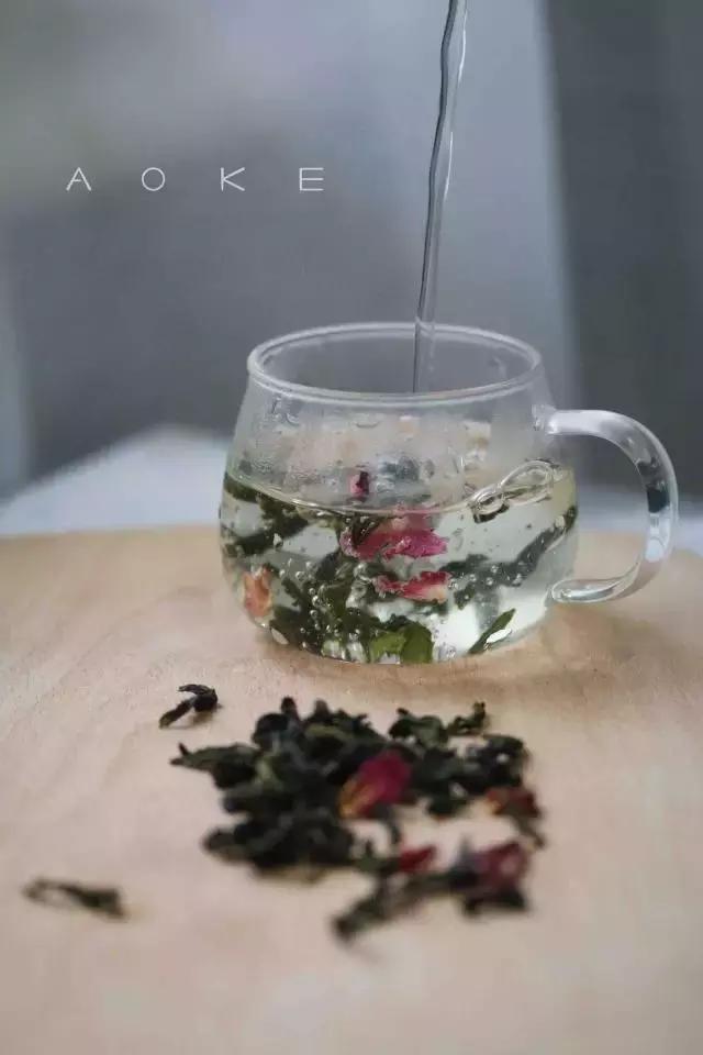 这杯茶，饮后不知天在水，满船清梦压星河