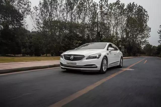 夜晚试驾全新别克君越24款28t,2018款别克君越30h精英版评测