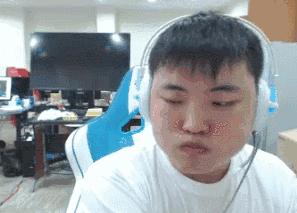 uzi喷水名场面倒放,uzi直播喷卷毛视频