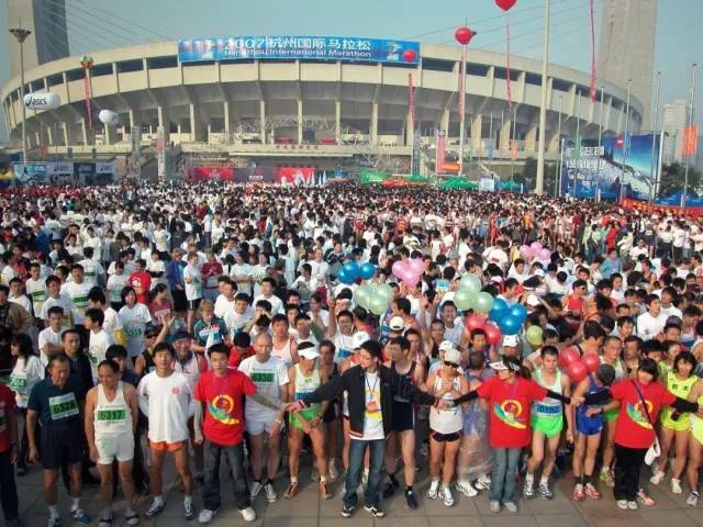 小微拼尽洪荒之力,全程记录杭马!杭州人30年前这样开跑