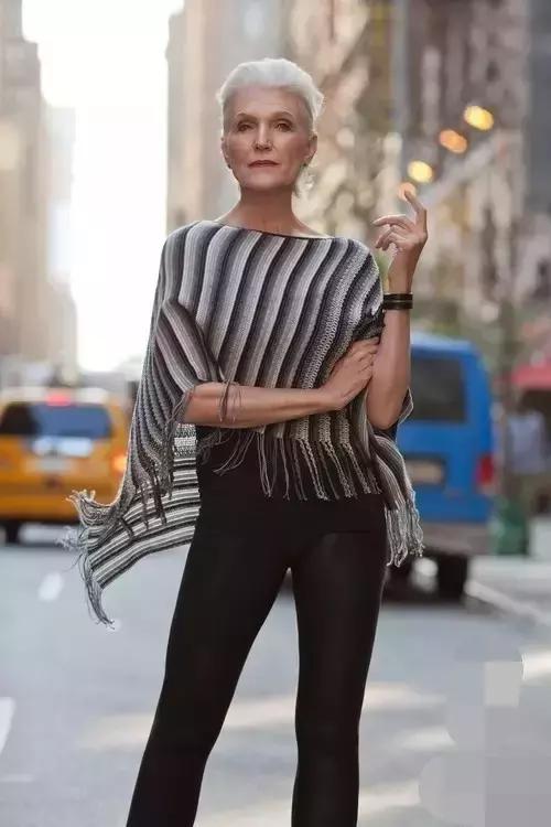 厉害！68岁登杂志拍裸照，打5份工，养育了亿万富翁儿子