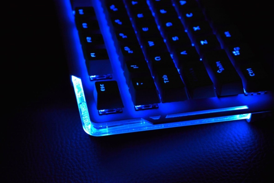 难得有个薄的机械键盘，颜值担当的达尔优EK815开箱