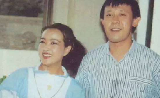 刘晓庆与友人庆生，61岁颜值不老，曾和姜文组CP