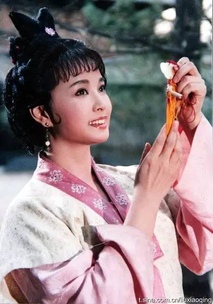 刘晓庆与友人庆生，61岁颜值不老，曾和姜文组CP