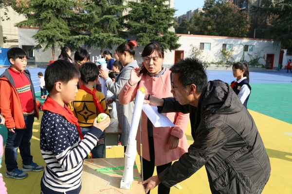 亲子嘉年华，创意无极限——汝河新区小学