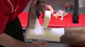 踢球脚踝崴了怎么处理,踢球脚踝受伤如何恢复和保护