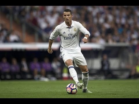 绿茵场足球,绿茵场里的足球