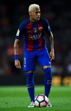 绿茵场足球,绿茵场里的足球