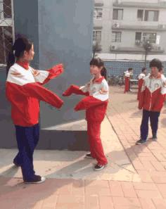 为啥女人脚穿高跟鞋都那么窄,腿较短的女性不应该穿高跟鞋