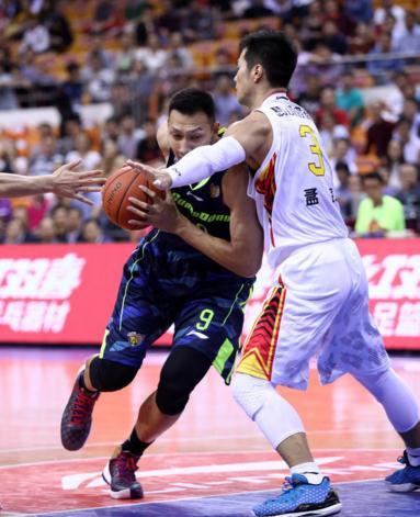 易建联换鞋事件后能穿耐克吗,易建联怒脱球鞋被裁判禁止出场