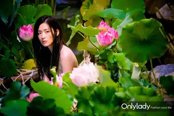 全智贤一字眉图片,全智贤的长直发看起来那么漂亮