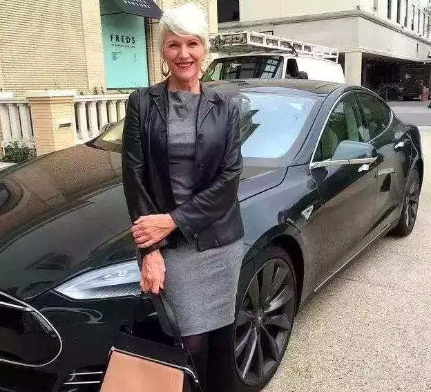 厉害！68岁登杂志拍裸照，打5份工，养育了亿万富翁儿子