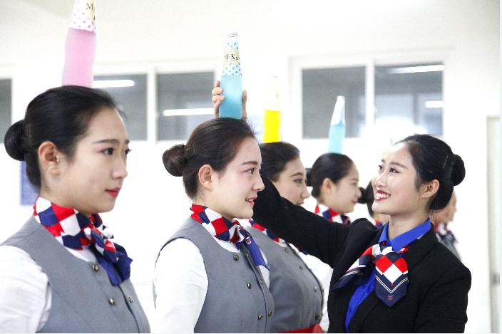 一米七八的空姐照镜子练站姿,准空姐蹲姿练习常常练到腿脚发麻