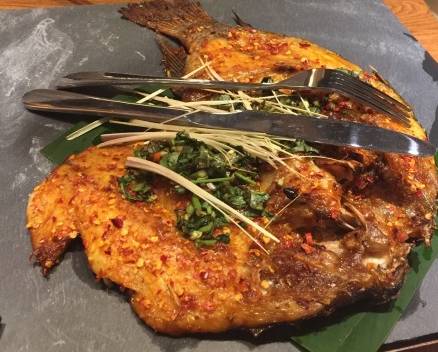 OMG！“鸡爪女”又在地铁12号线上吃起了麻辣烫！