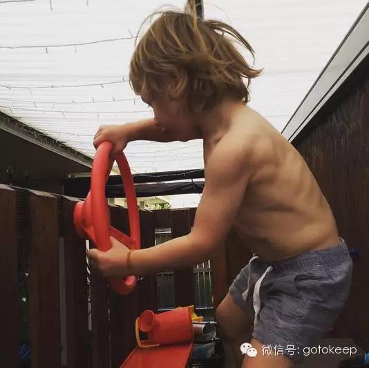 八块腹肌的小怪兽,腹肌小怪兽