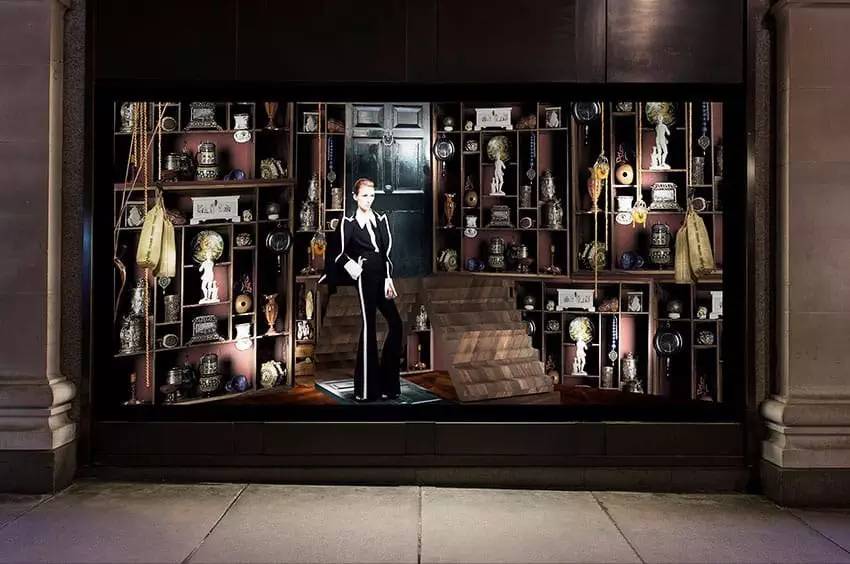 不必花钱去剧院，这间商店里每次转身都是一出精装大戏