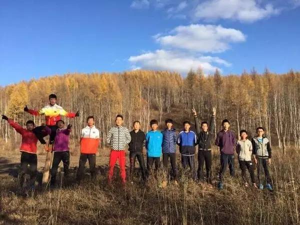 为什么职业球员训练要草坪洒水,为什么专业跑者跑不过业余