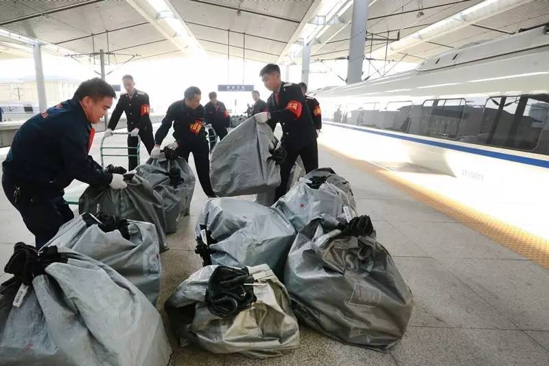 高铁助力2019双十一快递运输,顺丰高铁送快递