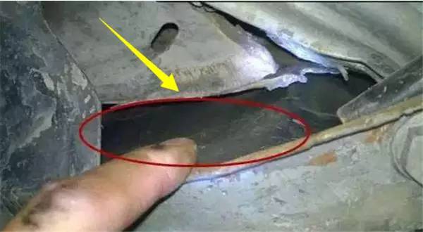 百万买辆奔驰才两月总咚咚咚响,男子近50万买奔驰却不断异响