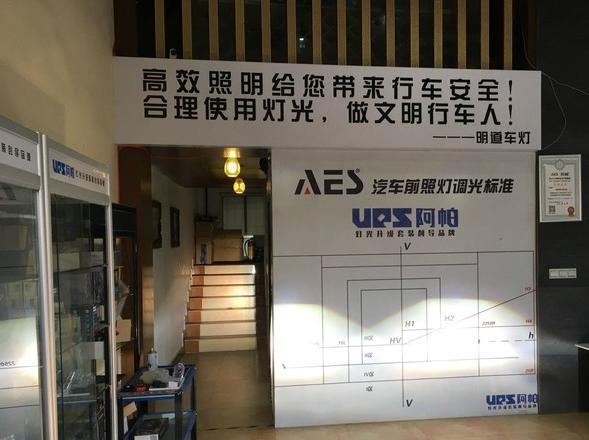 氙气灯跟led大灯有什么区别,2011年汉兰达换氙气灯泡