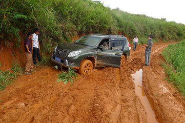 汽车陷进泥里出不来怎么办,车子陷进去了开不出来了怎么办