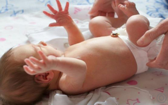 一岁多宝宝要把屎把尿吗,一岁以上的宝宝可以把屎把尿吗