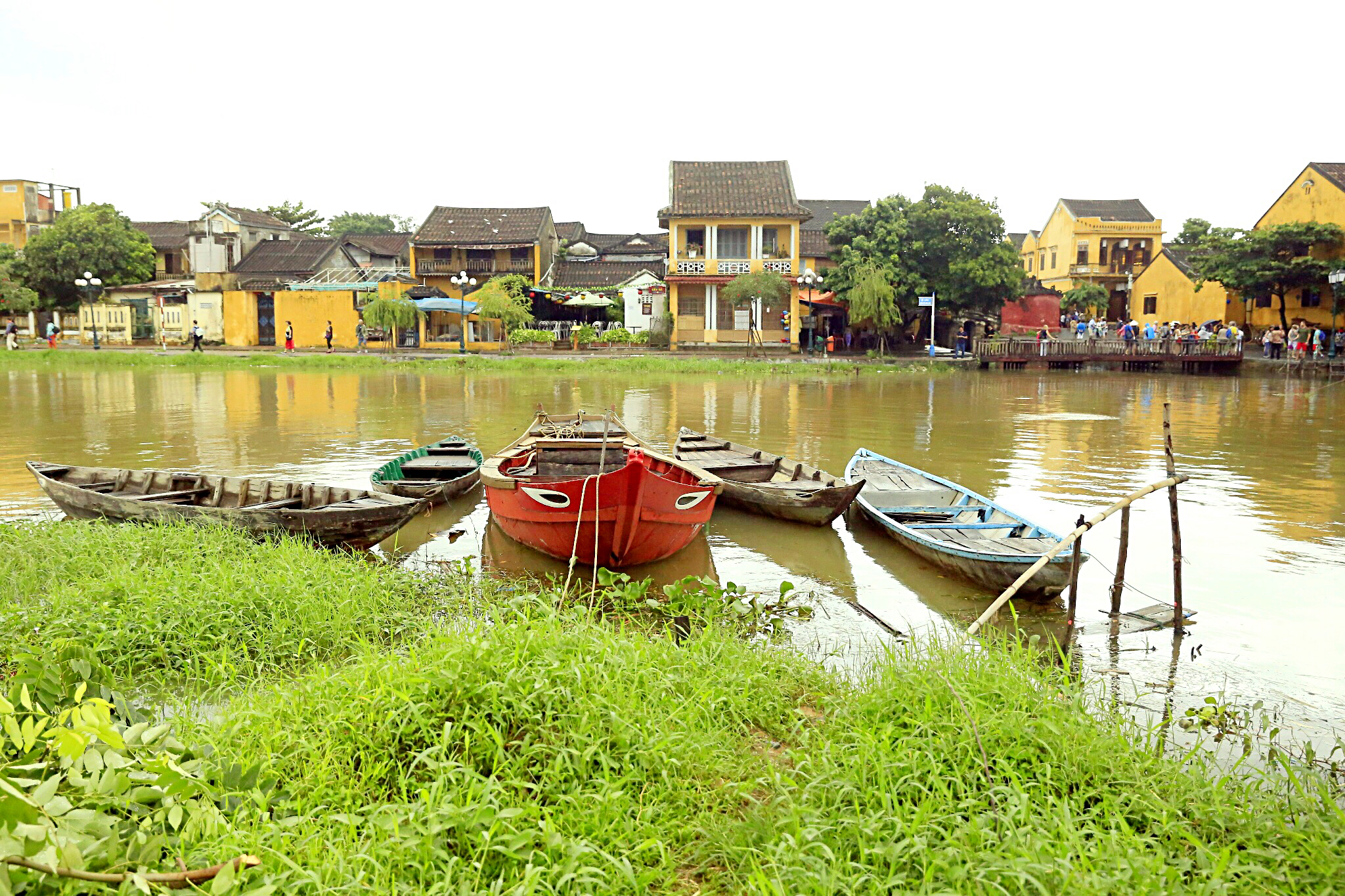 在越南会安古镇，喝一杯柠檬叶荷花茶、拍一次灯笼里的订婚照