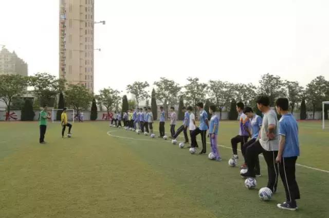 提高学生参与校园足球活动的方法,学校足球如何踢