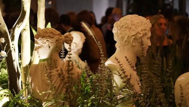 burberry经典款风衣搭配围巾,burberry风衣值得买吗