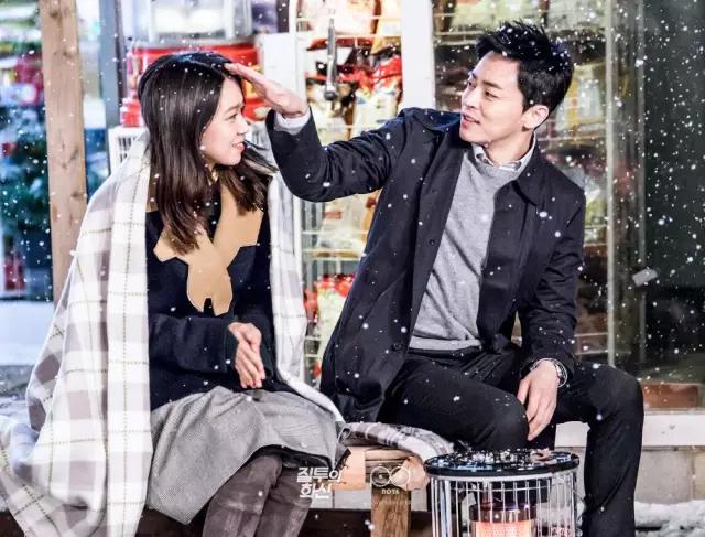 孔孝真同款棉袄,孔孝真穿搭灰色大衣