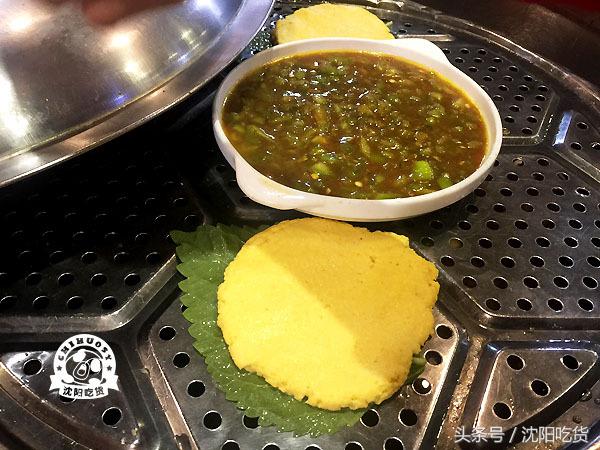 热气腾腾的铁锅炖鱼看起来好美味,铁锅炖鱼真的好吃