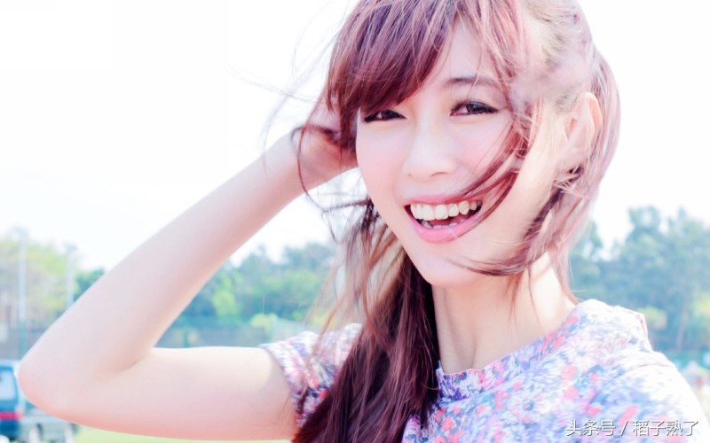 怎样试探一个女人是否喜欢自己,男人试探女人喜欢你的肢体动作