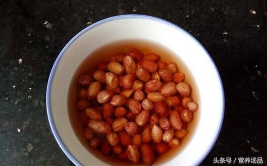 来一碗玉米排骨汤,木瓜花生炖排骨汤做法