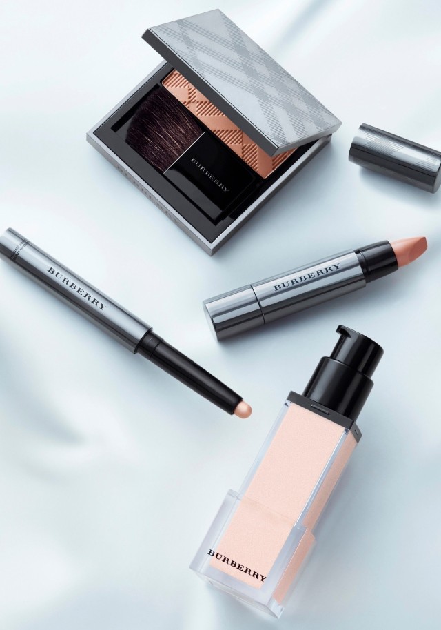 burberry经典款风衣搭配围巾,burberry风衣值得买吗