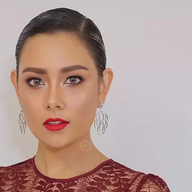 完美日记锦鲤盘晚宴妆教程,晚宴创意妆整体造型参加比赛