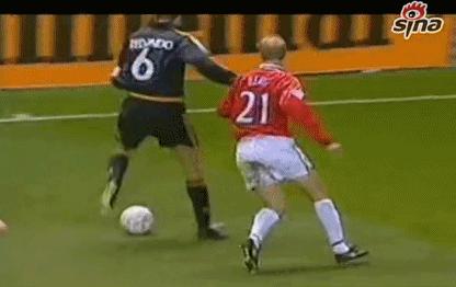 足坛10大过人必杀技,大罗对小罗停球