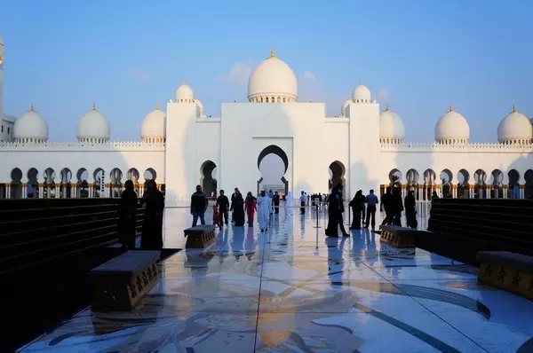 比迪拜富有的阿布扎比,阿布扎比跟迪拜哪个富有