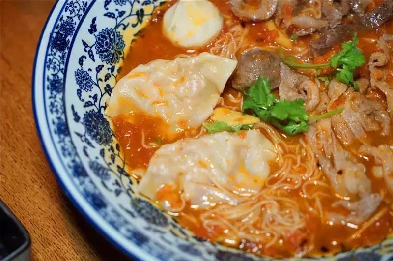 22蚊！足料进口牛肉云吞面超多料！还有重量级进口牛肉船上岸！