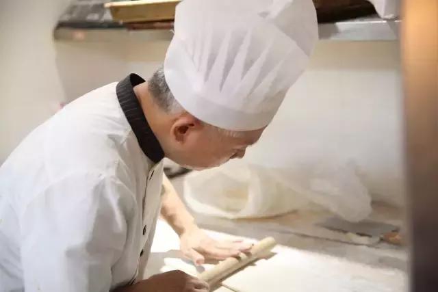 当过LV旁边的网红店总厨，这个做了30年油条的老头还不服老！