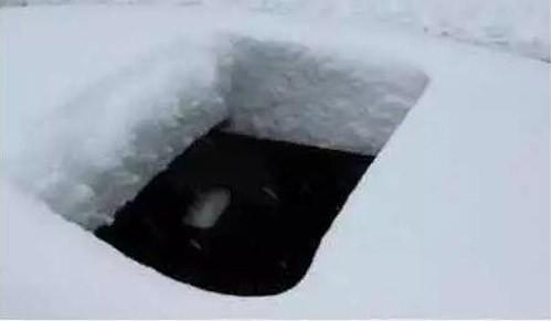 下雪要把车上雪清理干净,车身上的雪要不要及时清理